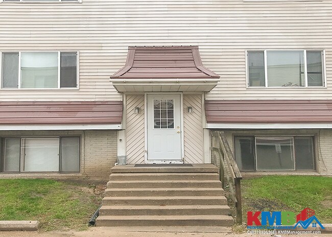 Building Photo - 102 Oak St