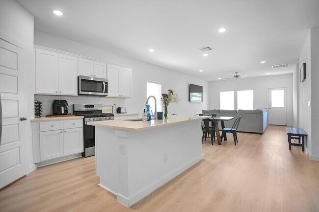 Building Photo - 613 E 14th St