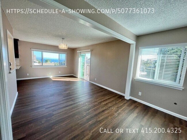 Foto del edificio - Beautifully Renovated 3 Bedroom Apartment ...