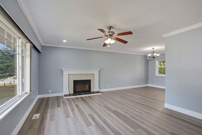 Building Photo - Spacious 4 Bed 3 Bath ground level Home fo...