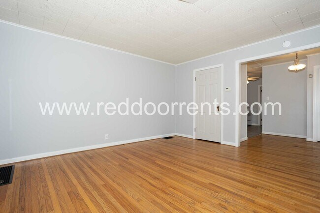 Foto del edificio - Charm and Convenience: Your Ideal Home Nea...