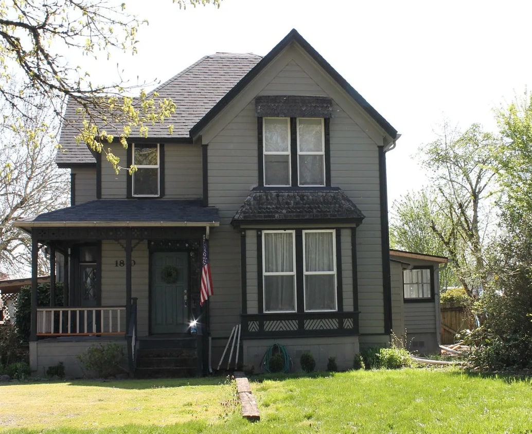 Primary Photo - 1810 SW Queen Ave