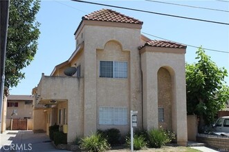 Building Photo - 9734 Maple St