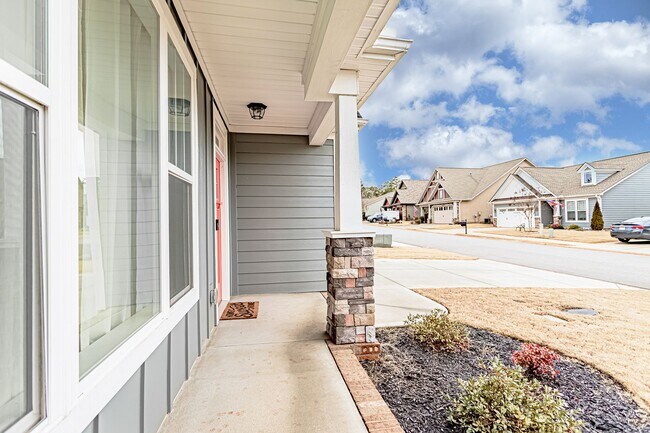 Building Photo - Price Improvement! Newer Home in Blue Ridg...