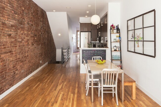 Foto del edificio - Brownstone Modern Triplex