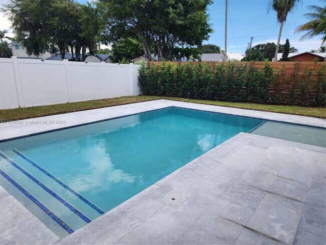 Foto del edificio - 667 Blue Jay Rd