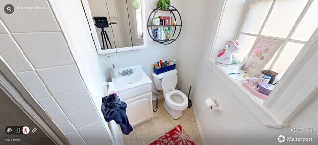 Foto del edificio - 8 Bishop Allen Dr