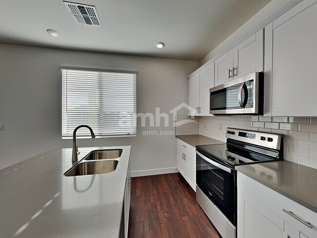 Building Photo - 6626 S 42nd Lane