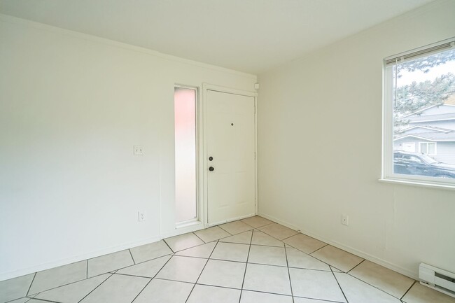 Building Photo - Newly Updated - Spacious Three Bedroom Condo