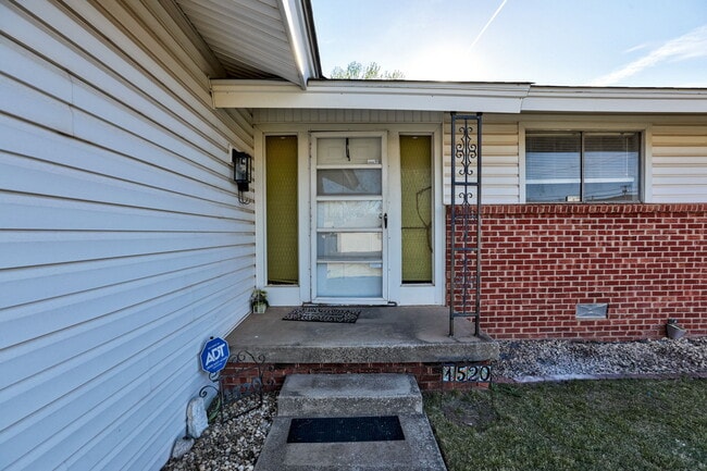 Building Photo - 1520 Brookdale Dr