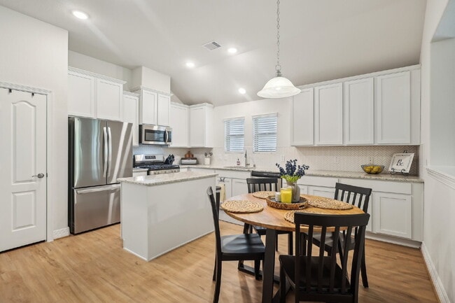Building Photo - "Charming 3-Bedroom Haven in Magnolia: Spa...