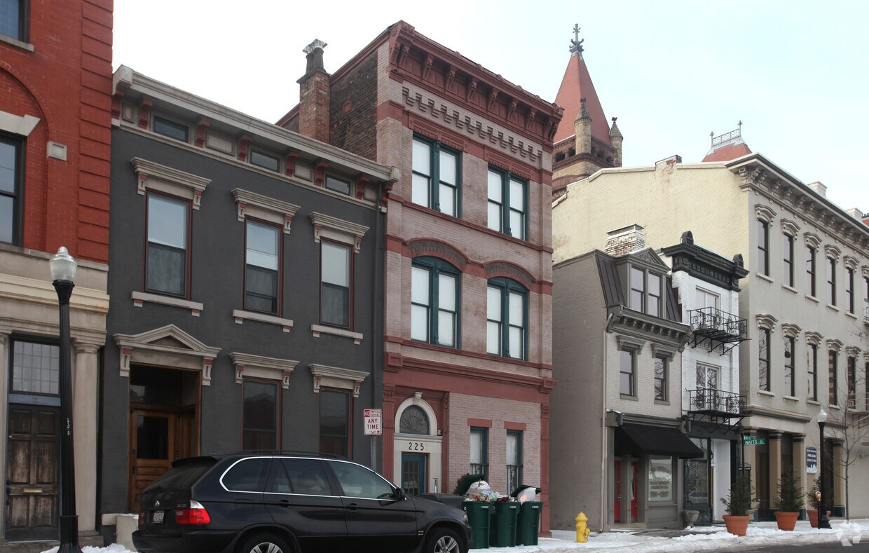 Building Photo - 225 W 9th St