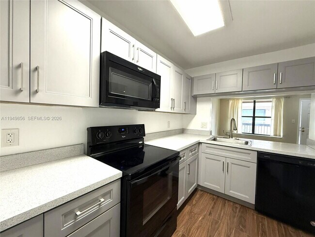 Foto del edificio - 10043 Winding Lake Rd