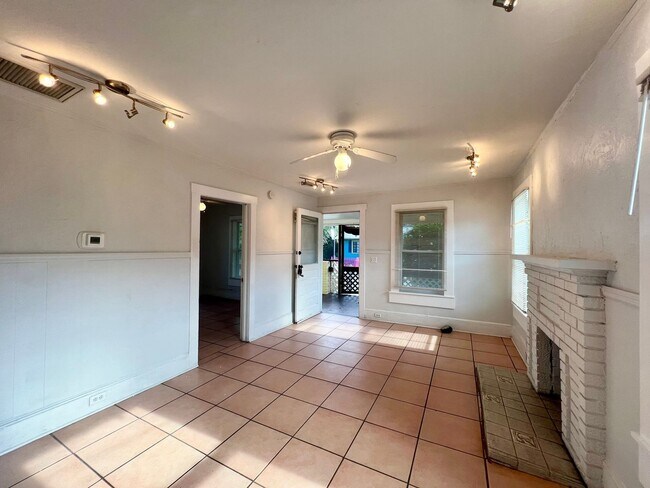 Foto del edificio - 2 Bedroom Plus Den/Office House For Rent -...