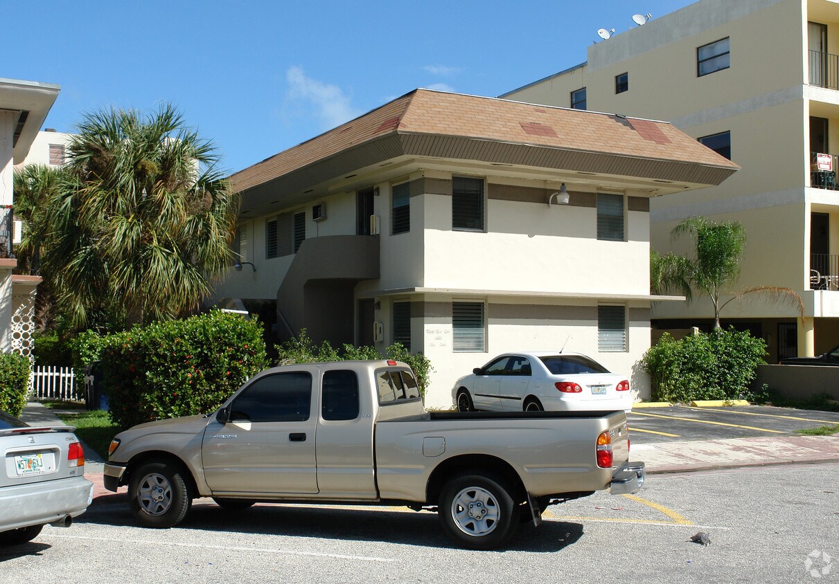 Building Photo - 2021 Bay Dr