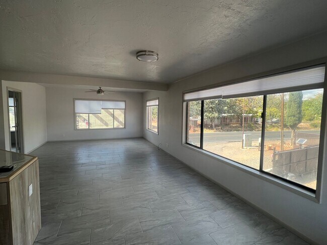 Building Photo - 2550 W SR 89A - Residential