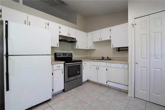 Building Photo - 3220 Whitehorse Ct