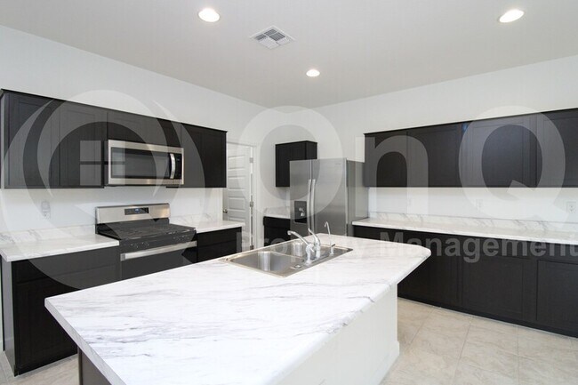Building Photo - 40075 W Shaver Dr