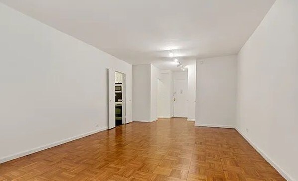 Foto del edificio - 300 E 46th St