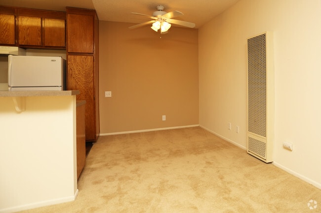 Estudio: Comedor - Charter Oaks Apartments