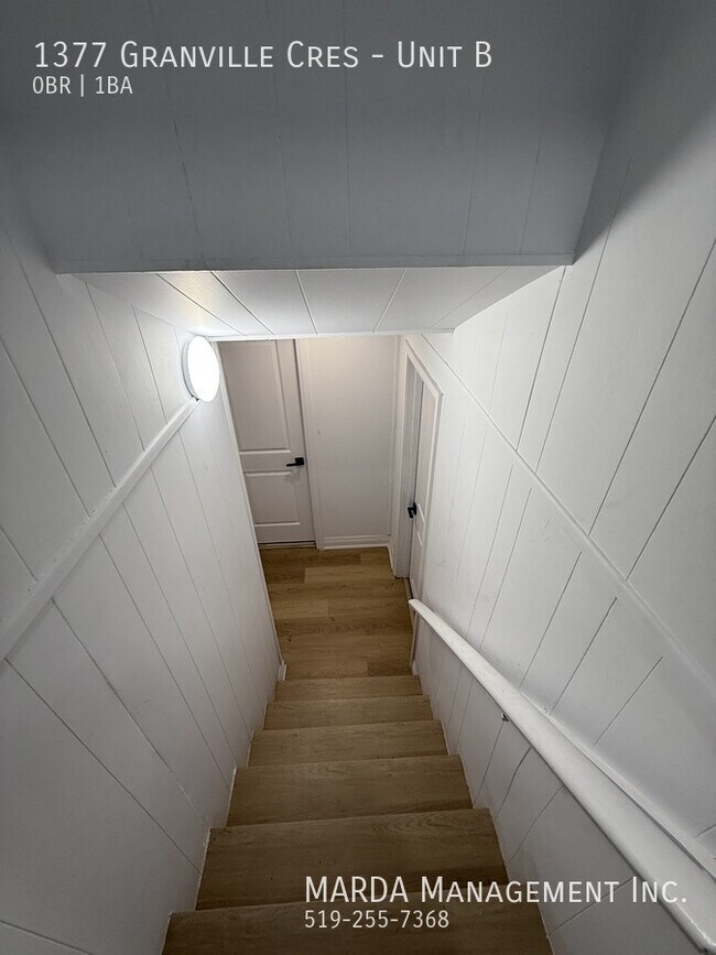 Photo du bâtiment - COZY 2 LEVEL BACHELOR UNIT WEST WINDSOR + 40% OF UTILITIES