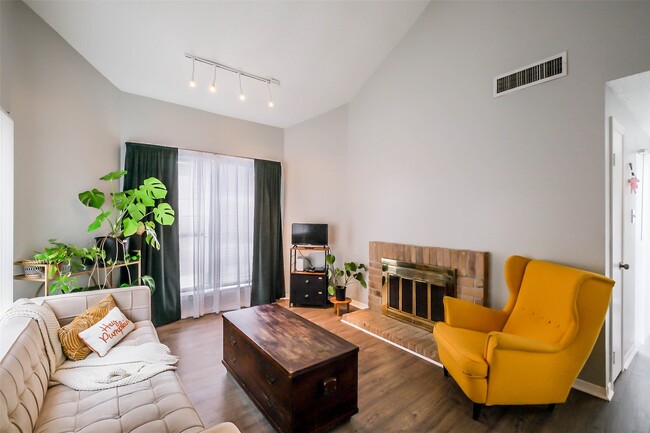 Building Photo - 10122 Waterstone Dr