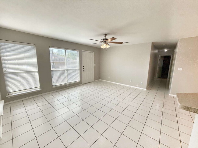Foto del edificio - 3 Bedroom, 2 Bath Duplex with Yard Care Pr...