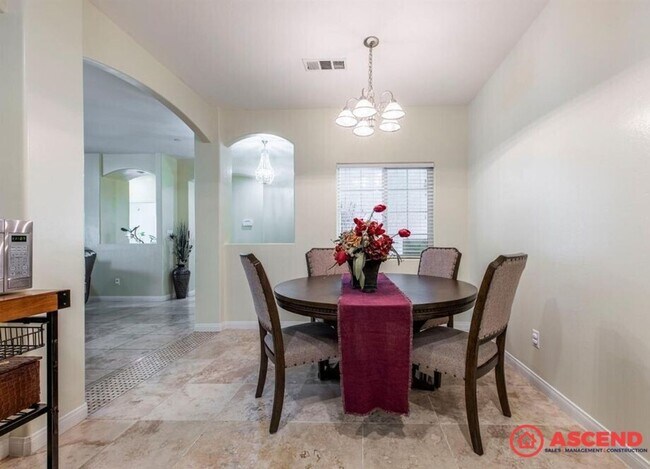 Foto del edificio - Cozy 4 Bed 2 Bath Home – Split Floor Plan, Bonus Room & Enclosed Patio
