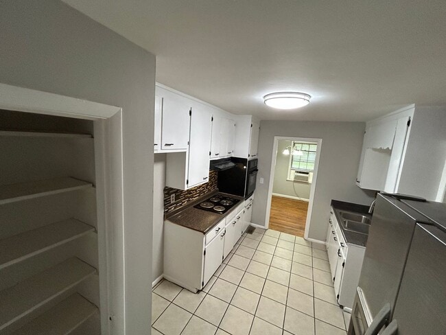 Building Photo - Charming 3BR Home with Bonus Den, Hardwood Floors & Fenced Backyard