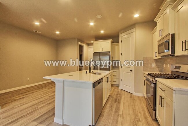 Building Photo - 3 Bed, 2.5 Bath Townhome Near WSU and Legacy Salmon Creek