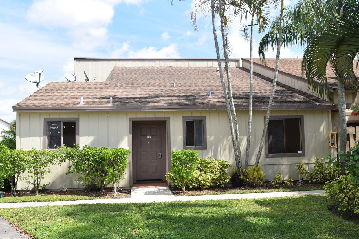 Foto principal - 11879 Sturbridge Ln