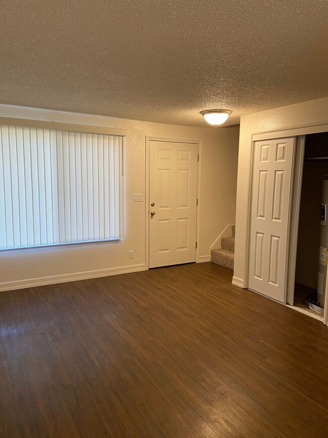 Building Photo - Remodeled River Road Townhome