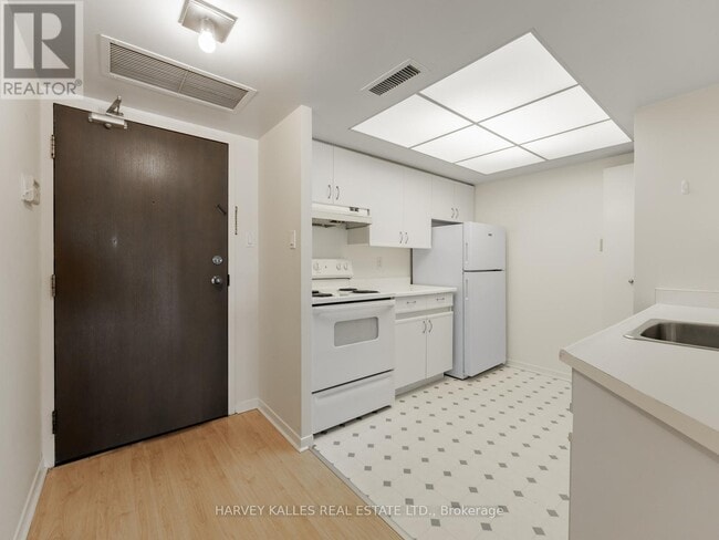 Building Photo - 1001 Bay St.