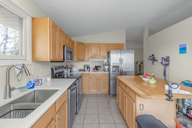 Building Photo - 222 Virginia 3 bed 2 bath apartment in historic Cathedral Hill neighborhood