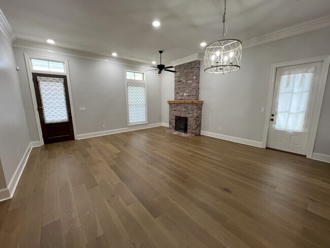Foto del edificio - Stunning 4 bedroom, 3 bathroom 2 story hom...