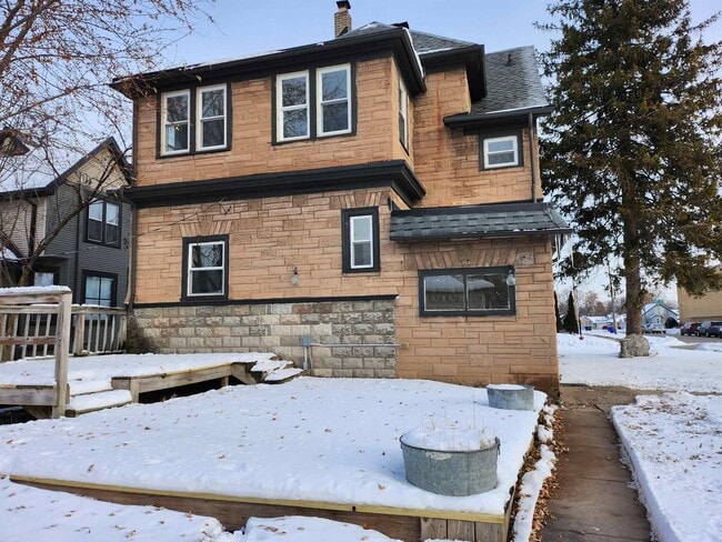 Building Photo - 303 Doty St