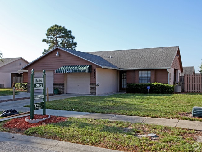 Building Photo - Villas At Pine Hills