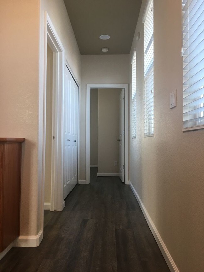 Building Photo - Attractive 2 story home Near Coffey Park
