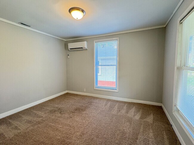 Building Photo - 3 Bedroom, 1 Bathroom House in Liberty!