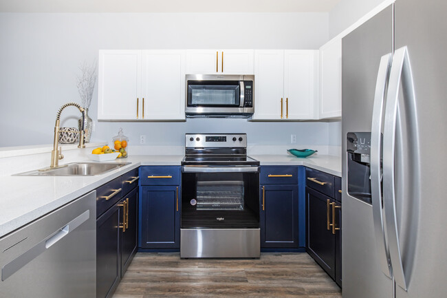 2BD, 1BA - Kitchen - Longacre Apartment Resort