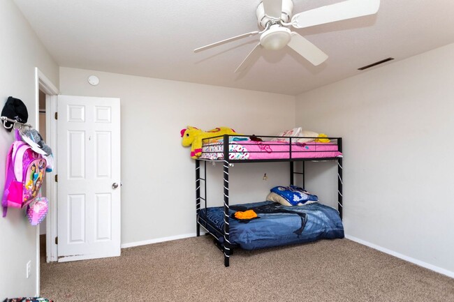 Foto del edificio - Fourplex in great central location!