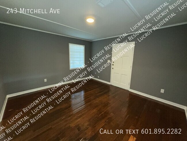 Foto del edificio - 243 Mitchell Ave