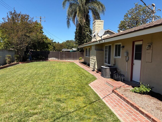Building Photo - Spacious Single Family Home with Yard