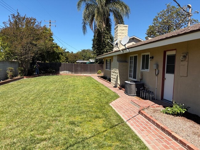 Foto del edificio - Spacious Single Family Home with Yard