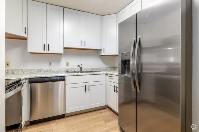 4BR, 2BA - 1,000SF - Kitchen - Campus Oaks