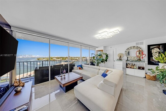 Foto del edificio - 7601 E Treasure Dr