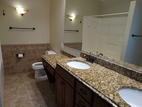 Building Photo - 602 Lynhurst Ave