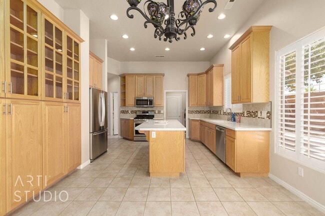 Building Photo - Stunning 3-Bedroom Home with Private Backy...