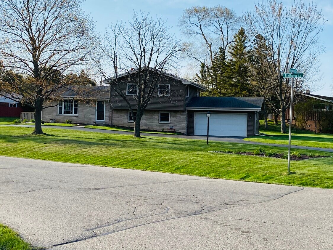 S68W13901 Bristlecone Ln, Muskego, WI 53150 House Rental in Muskego