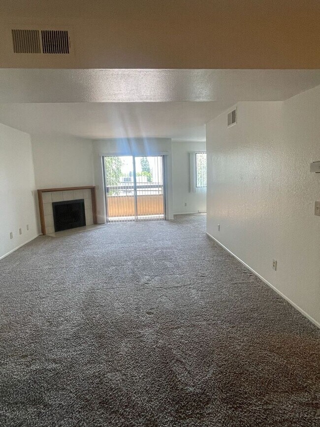 Foto del edificio - Updated 2 Bedroom/ 2 Bath Condo In The Hea...